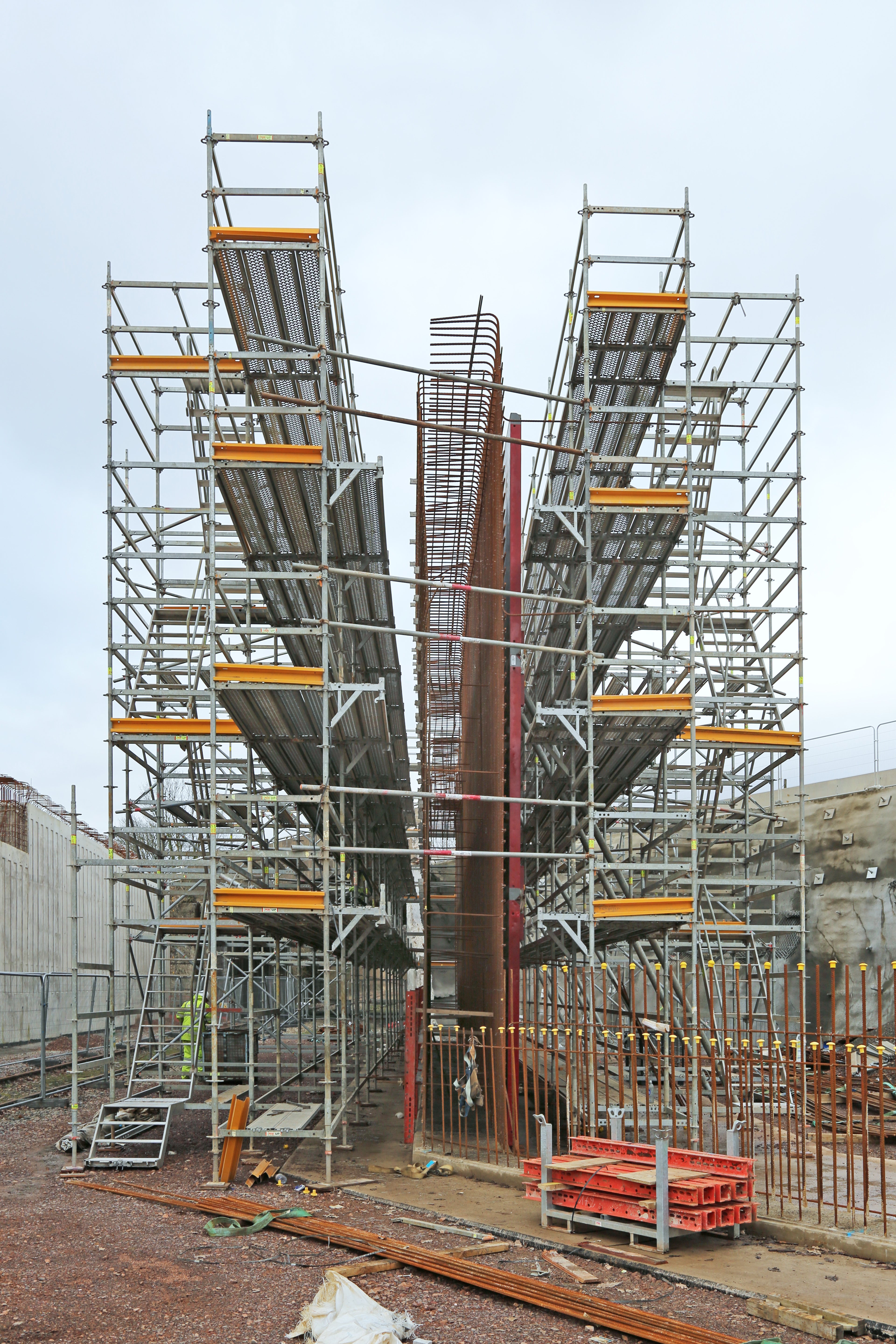 Multiple access requirements were fulfilled with PERI UP scaffolding. 