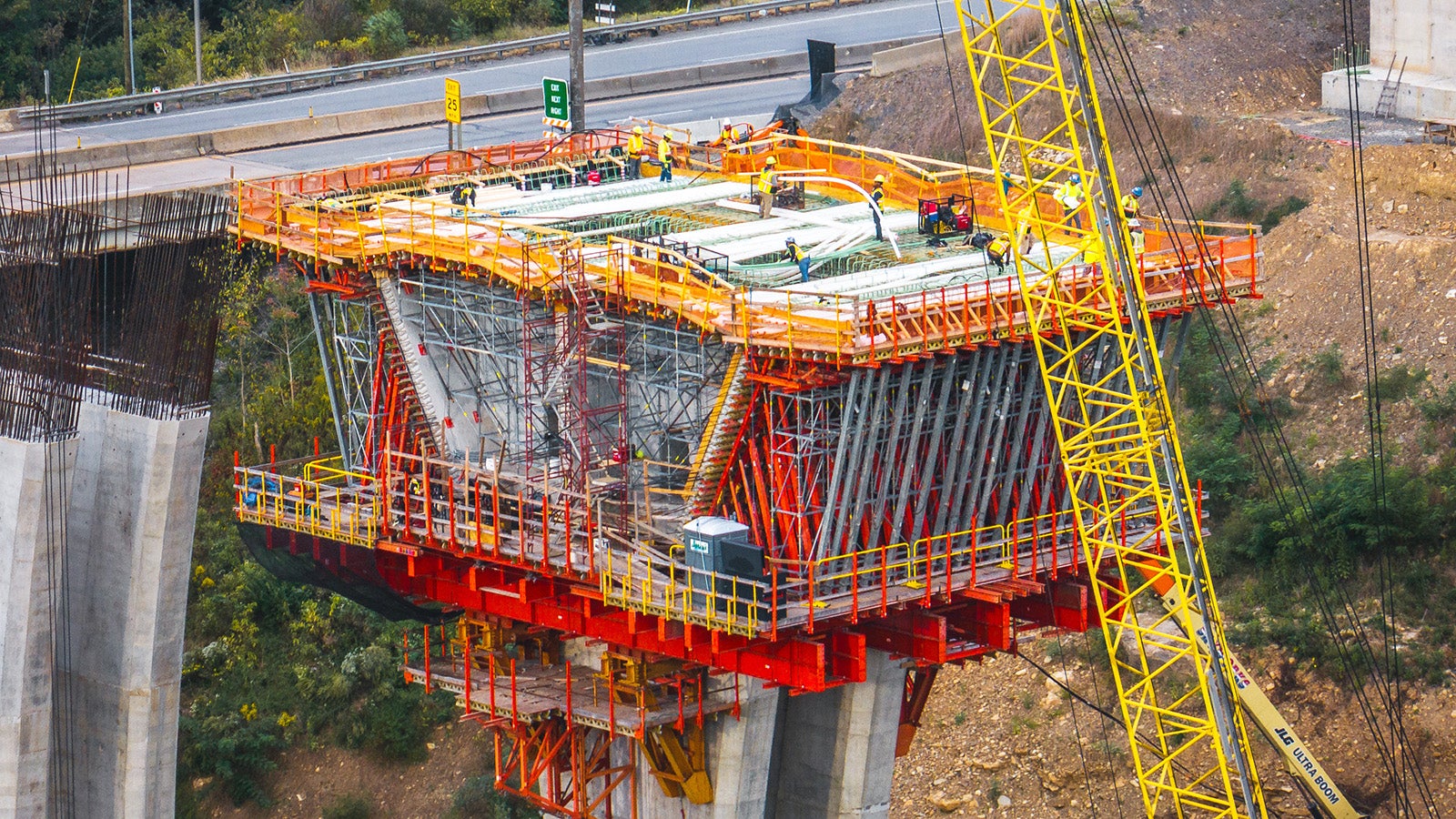 Overview of the pier table formwork and its supporting system.