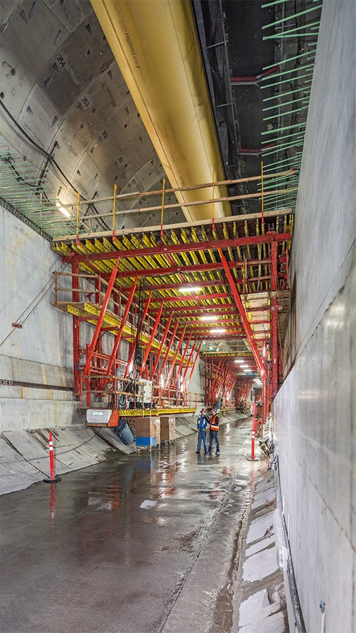Betonáž stropu bola následne realizovaná pomocou šiestich tunelových debniacich vozíkov, metódou postupnej betonáže.