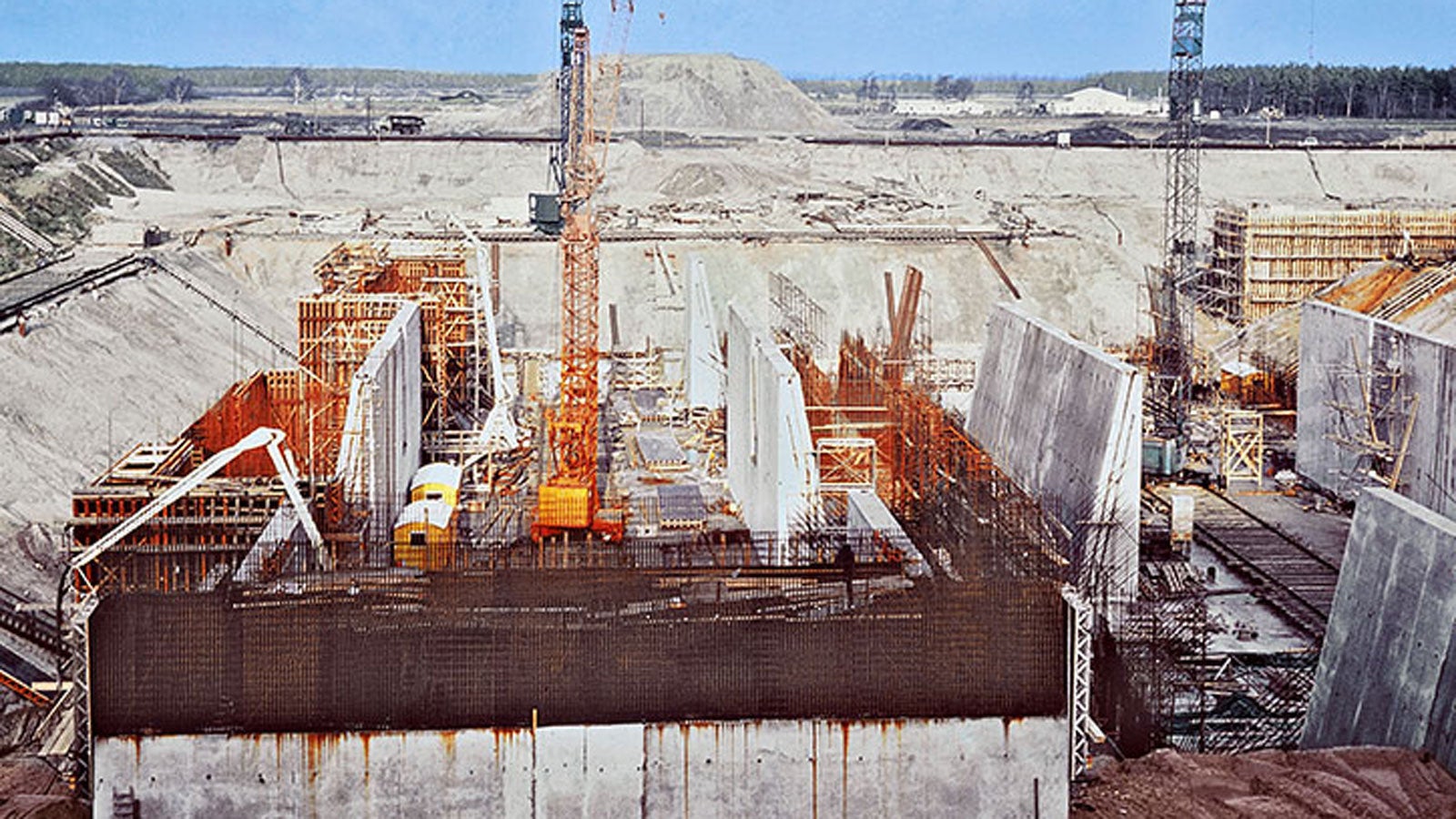 <p>Най-големият лифт за кораби в света, близо до Люнебург, Германия свързва каналът Mittelland&amp;nbsp;и река Елба, преодолявайки височина от 38 m. Това е първият голям проект за PERI. За изпълнението му са използвани изключително дълги решетъчни греди T 70.</p><br/>