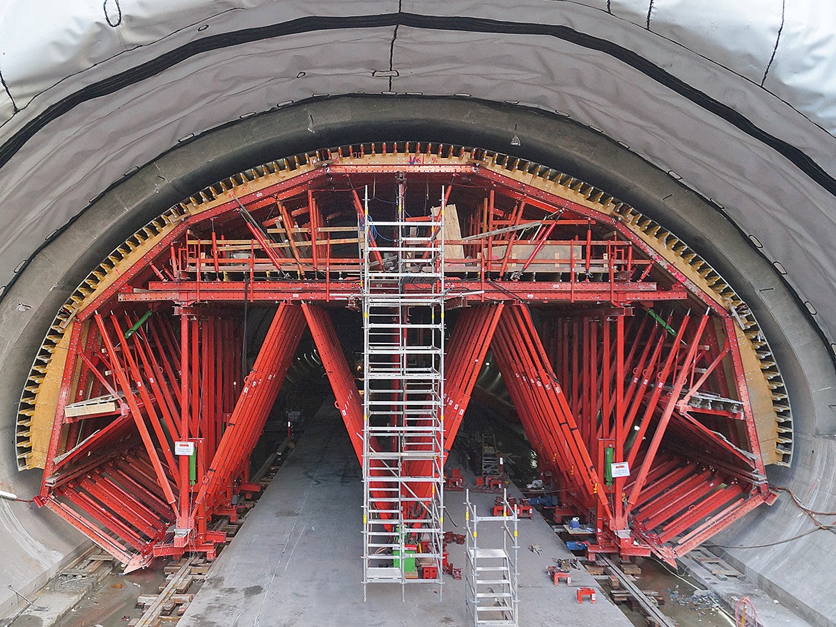 The hydraulically operated carriage allows the tunnel formwork system to vary heights as required. (Photo: Images courtesy of TfNSW)