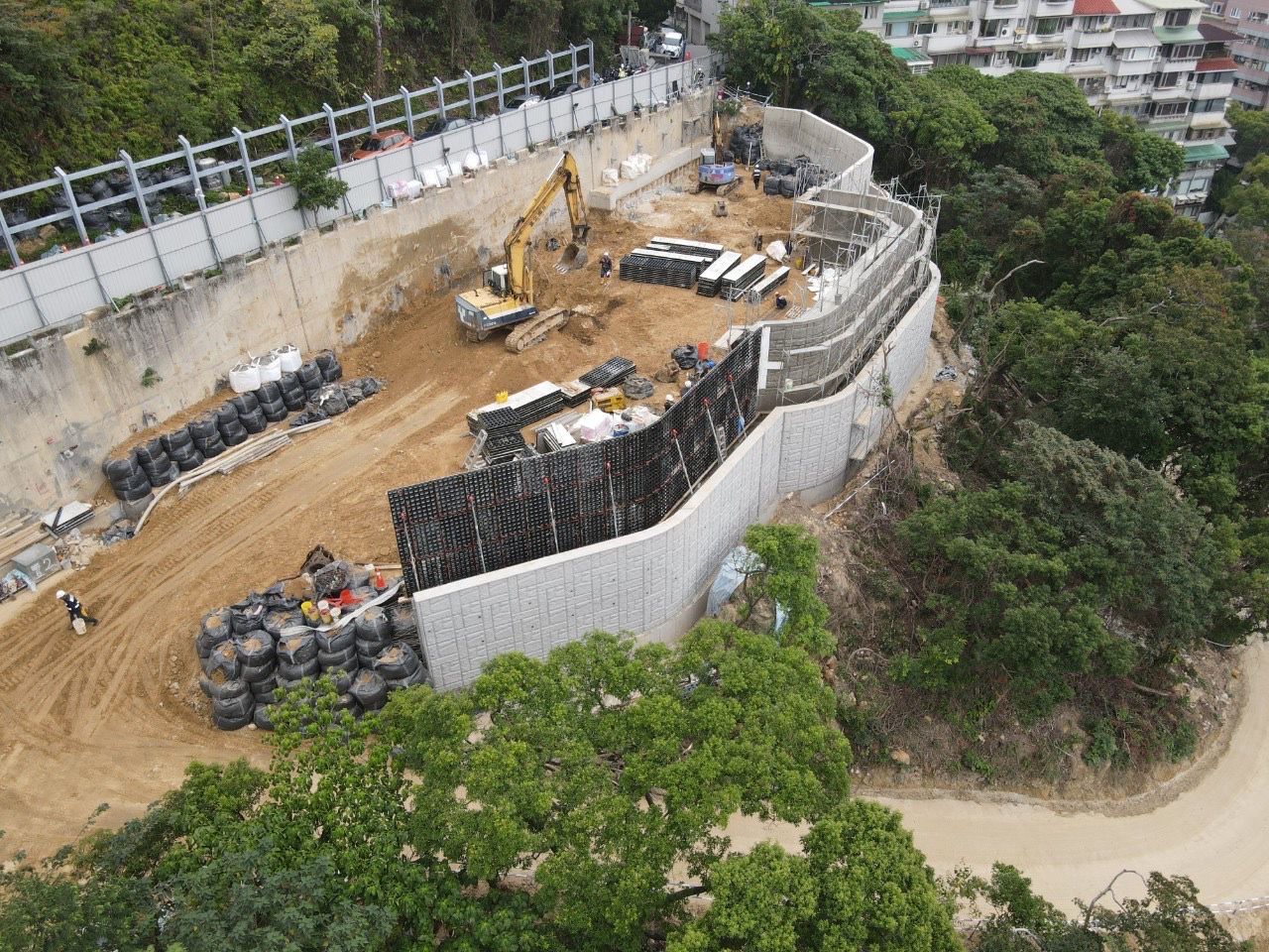 派利 DUO 系統模板用於建成彎曲的擋土牆工程
