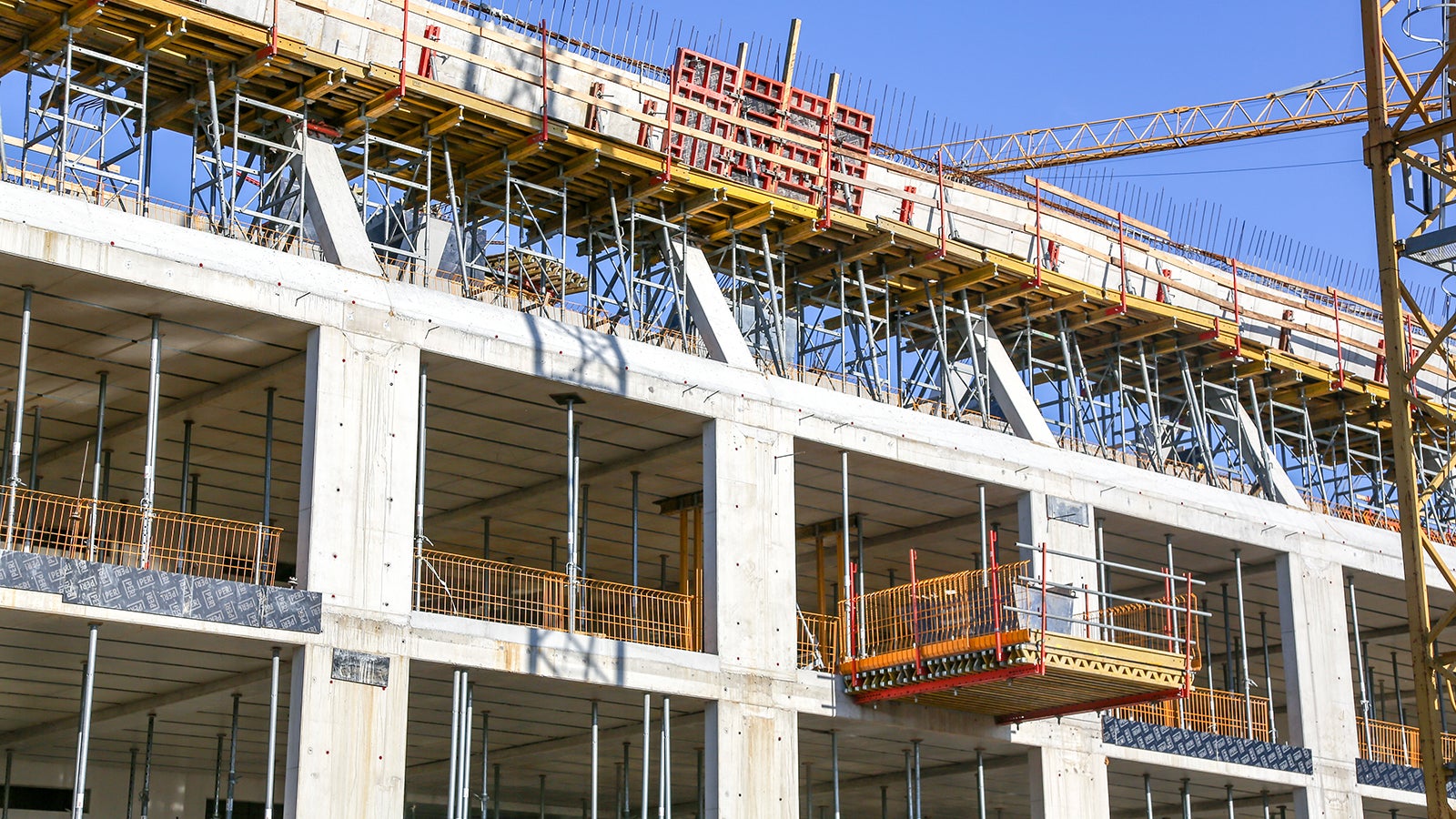 Widok powstającej konstrukcji dachu szedowego.