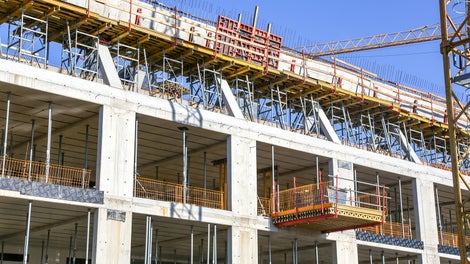 Widok powstającej konstrukcji dachu szedowego.