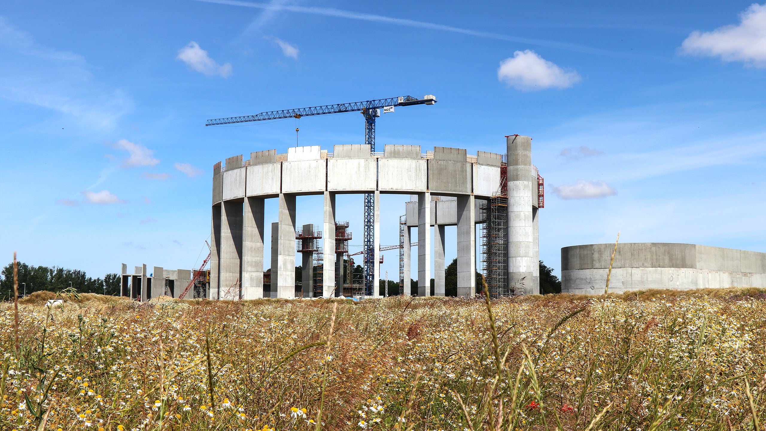 Nya vattentornet i Helsingborg - 40 meter hög med betongring som är 90 m i diameter och vilar på 24 betongpelare 