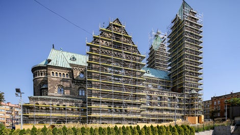 Bezpieczne rusztowania stacjonarne i podwieszone na każdej wysokości zaprojektowano z dużą dokładnością na modelu 3D w technologii BIM przed realizacją