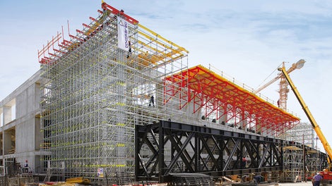 The PERI solution served as both shoring and an assembly platform on which the enormous steel trusses of the roof construction were set down, assembled and moved into position.