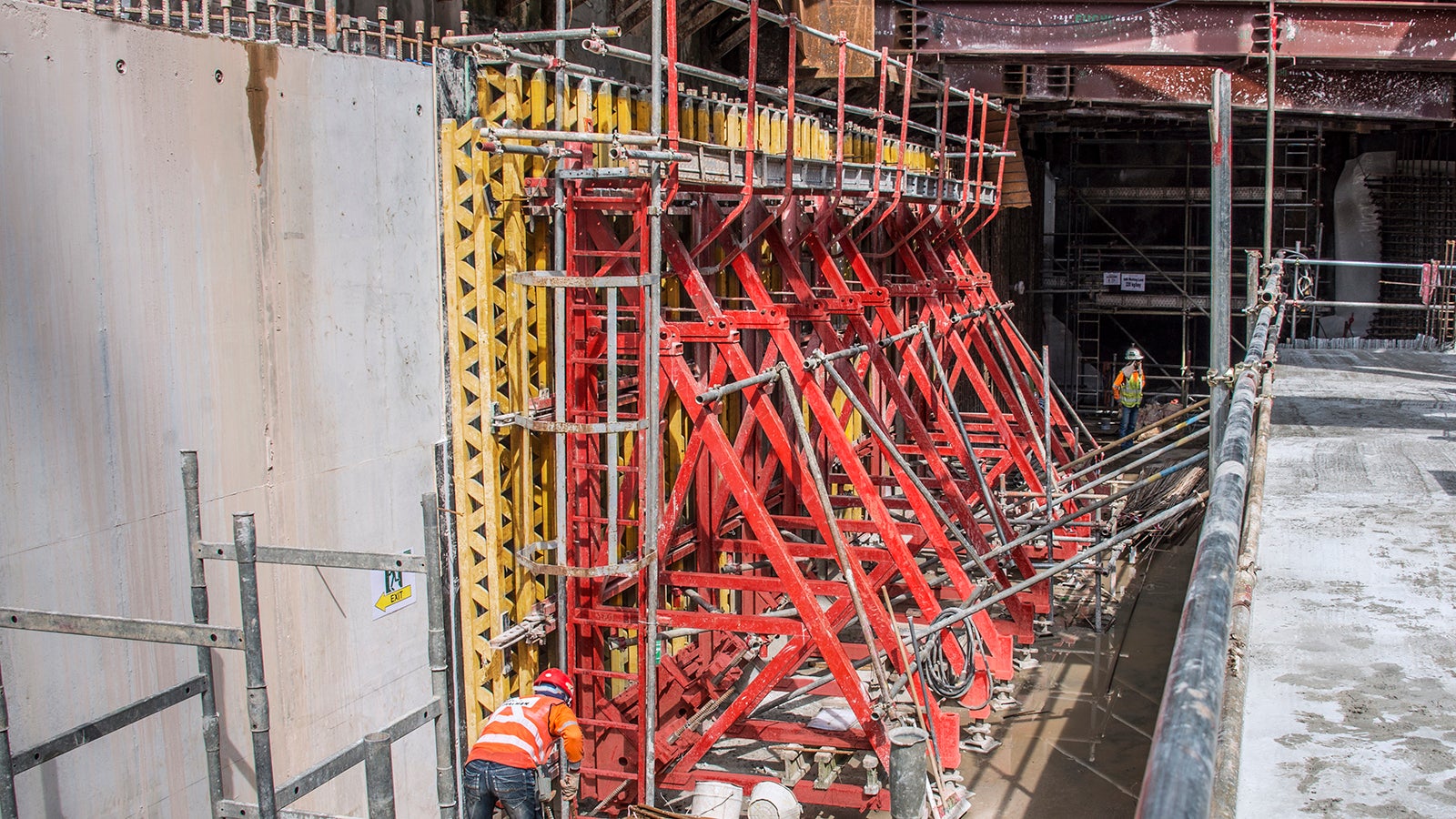 SB Brace Frames and VARIO GT 24 Girder Wall Formwork are used for the casting of walls