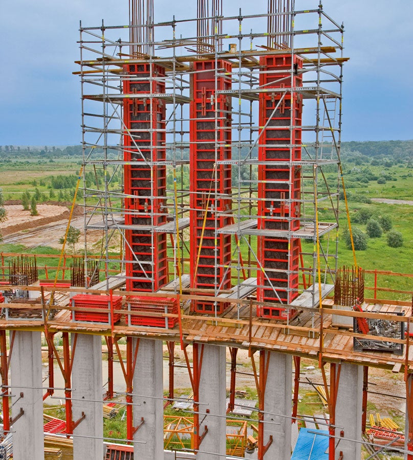 The PERI UP Rosett modular scaffold on KG 240 climbing brackets, as well as TRIO wall formwork elements, for reinforcement work and forming the reinforced concrete columns.