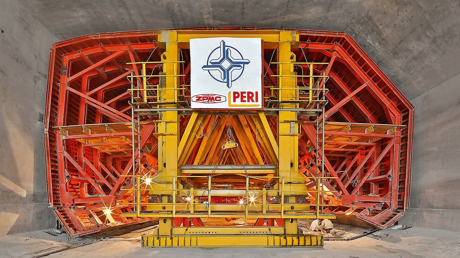 Pont de Hong Kong-Zhuhai-Macao - avec ses 6 km, c'est le plus long tunnel sous-marin du monde. Les éléments du tunnel, d'une longueur de 180 m, ont été coulés en huit segments individuels de 22,50 m chacun - monolithiques, sans ancrage et respectant des tolérances dimensionnelles très strictes.<br/>