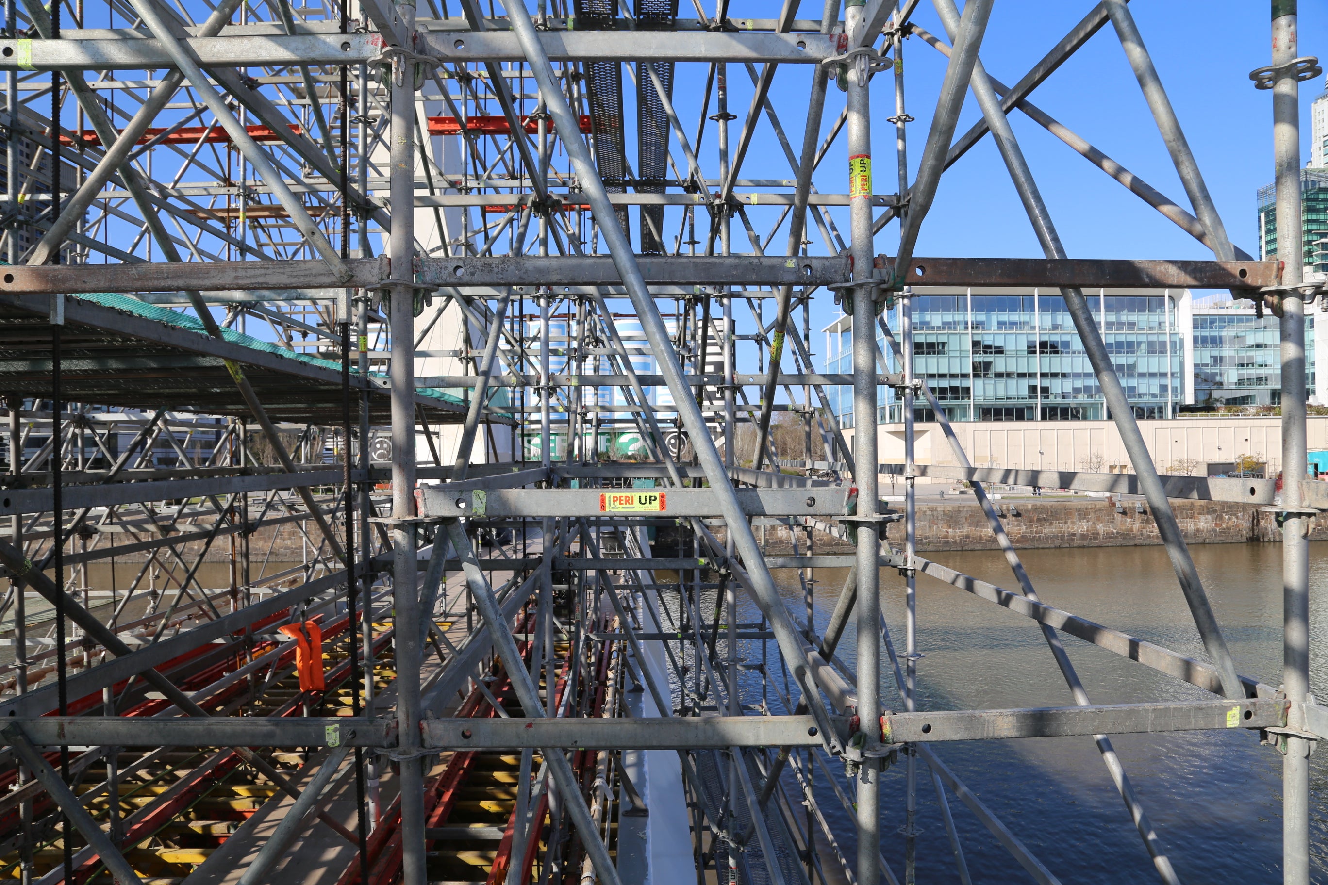 El andamio para pintar el mástil del Puente de la Mujer tiene 40 metros de alto. 