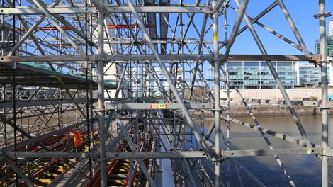 El andamio para pintar el mástil del Puente de la Mujer tiene 40 metros de alto. 