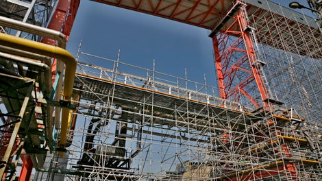 Nekotvené lešení muselo být z důvodů stability a bezpečnosti zatíženo závažím.