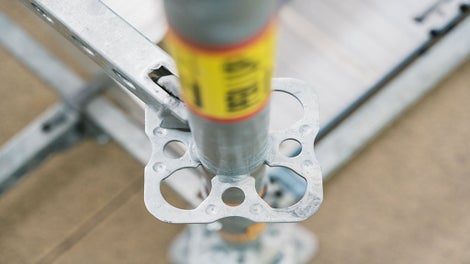 Eine ausgeklügelte Befestigungsmechanik, die beim Montieren oder Einhängen von Stielen, Rahmen, Diagonalen, Belägen und Geländern konsequent auf Selbstsicherung ausgelegt ist.