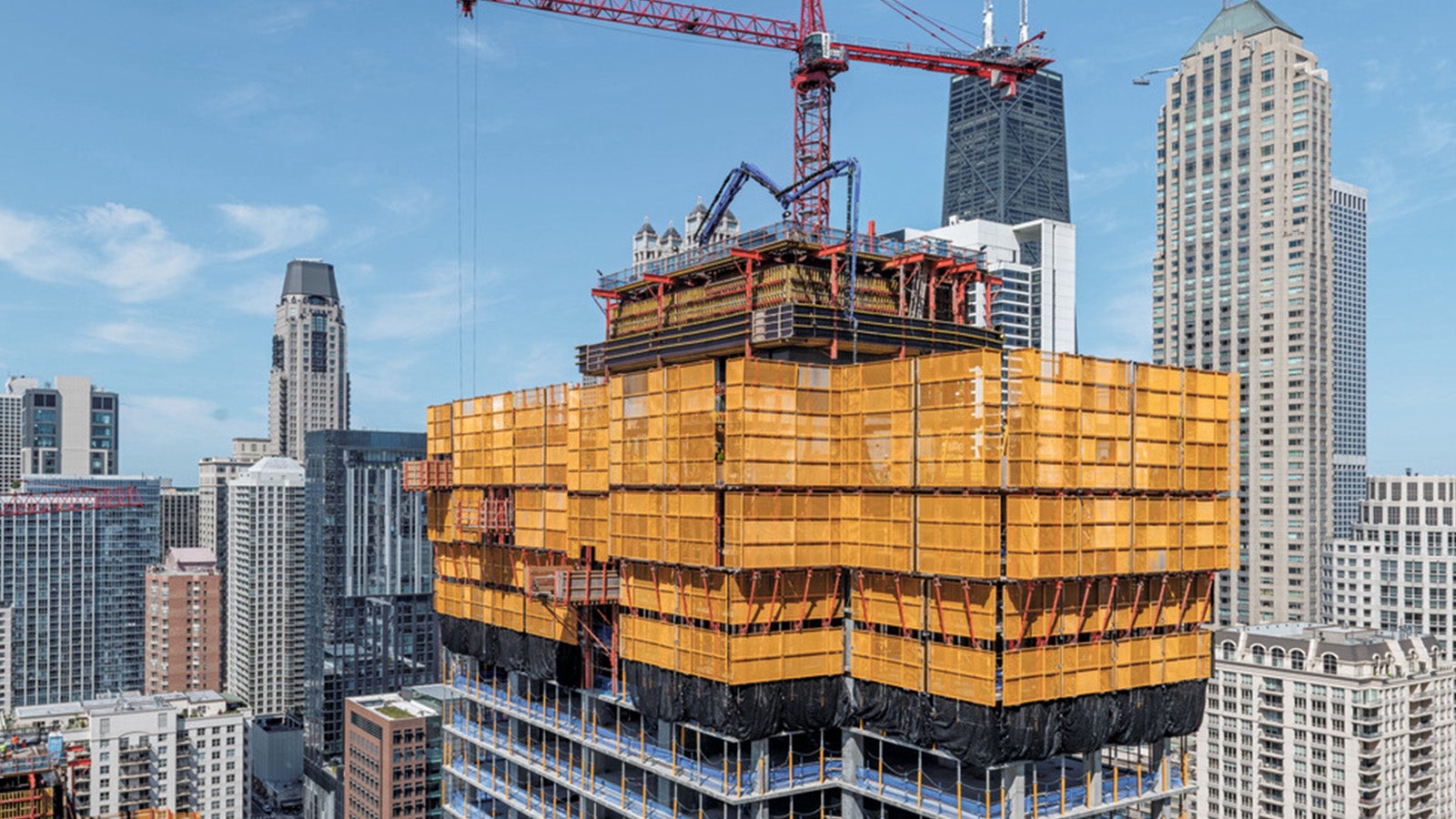 The PERI self-climbing system ensured that the tower cores could be erected quickly and safely. The climbing system minimises fall and trip hazards by enabling the platforms to climb simultaneously on the inside and outside, thus increasing the level of safety for the construction site team. In addition, the powerful cylinder facilitates a swift climbing speed of just 20 minutes per floor, resulting in cost and time savings.