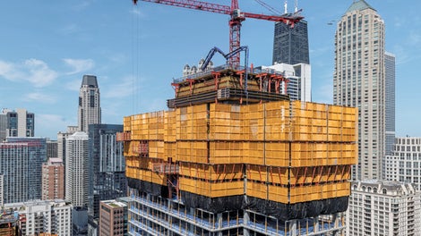 The PERI self-climbing system ensured that the tower cores could be erected quickly and safely. The climbing system minimises fall and trip hazards by enabling the platforms to climb simultaneously on the inside and outside, thus increasing the level of safety for the construction site team. In addition, the powerful cylinder facilitates a swift climbing speed of just 20 minutes per floor, resulting in cost and time savings.