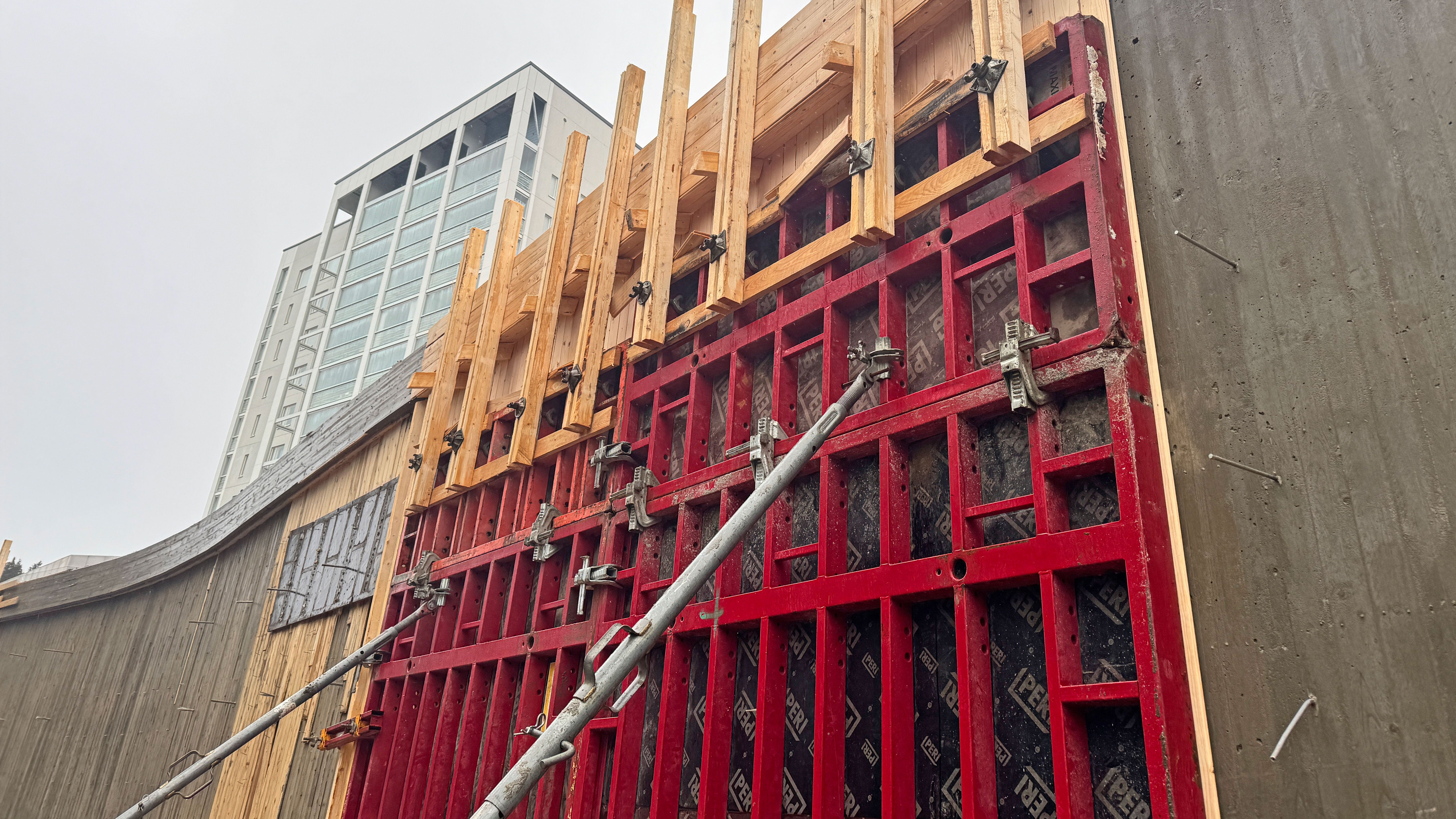 Sillan tukimuureissa käytettiin MAXIMO-järjestelmää, johon kiinnitetty lautapinnoite toi betonille näyttävän lautakuviopinnan.