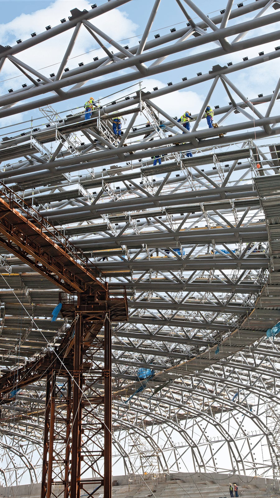 Rusztowania wiszące dachowych części dźwigarów.<br/>