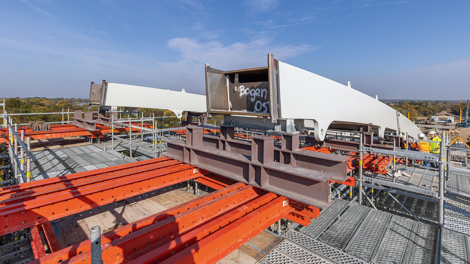 Die beiden Bauksatensysteme PERI UP und VARIOKIT bilden ein Trag- und Arbeitsgerüst, um die einzelnen Stahlsegmente sicher auflagern und positionsgenau verschweißen zu können.