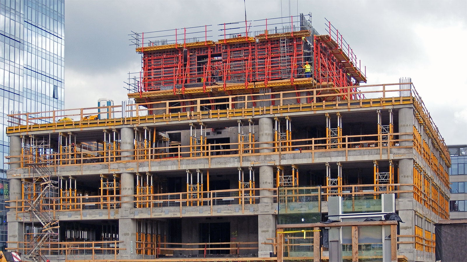 Wydajne i bezpieczne wznoszenie trzonu budynku wysokiego Olivia Star w Gdańsku gwarantuje system pomostów samoczynnego wspinania PERI RCS-C.