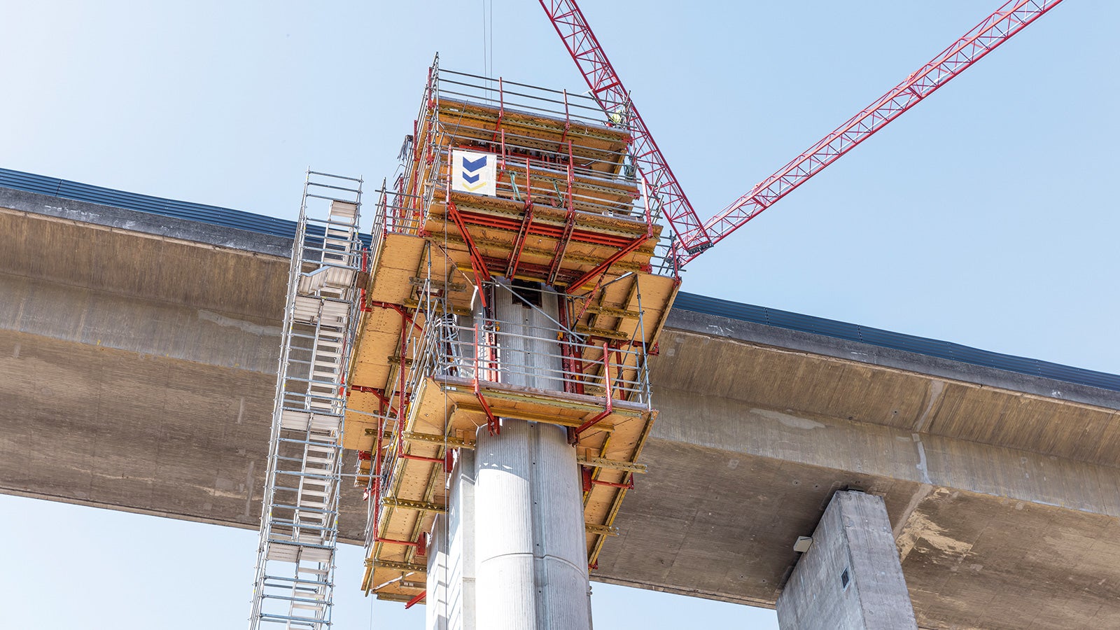 Ob im Hochbau, Staudamm-, Pfeilerkopf- oder Tunnelbau – mit den vormontierbaren Plattformen ist das SCS Klettersystem schnell einsatzbereit für vielfältige Anwendungsbereiche. Die besonders hohe Tragfähigkeit sorgt für einen schnellen Baufortschritt bei wenigen Kletterabschnitten.