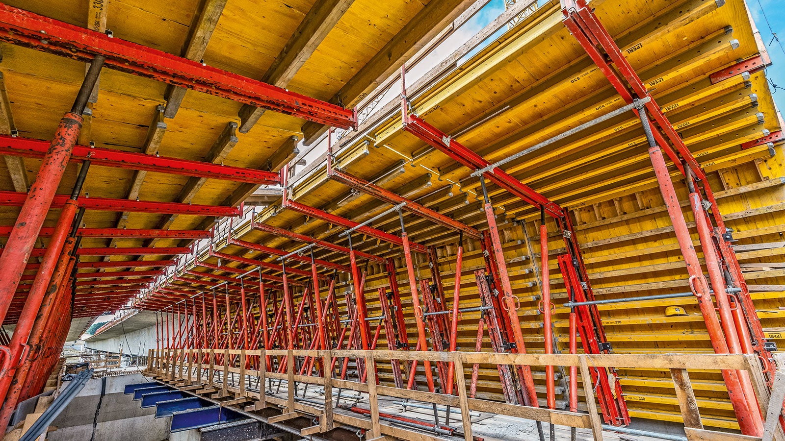The flexible VARIOKIT formwork units can be individually adapted to suit the supporting construction and bridge geometry.