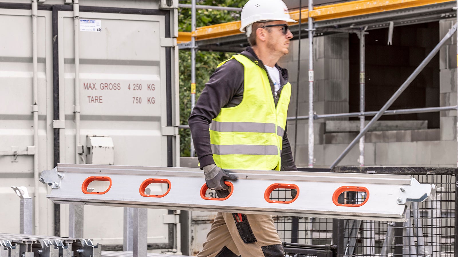Leichte Aluminiumprofile mit integrierten Griffen ermöglichen es den Arbeitern, die Träger auf der Baustelle leicht zu tragen.