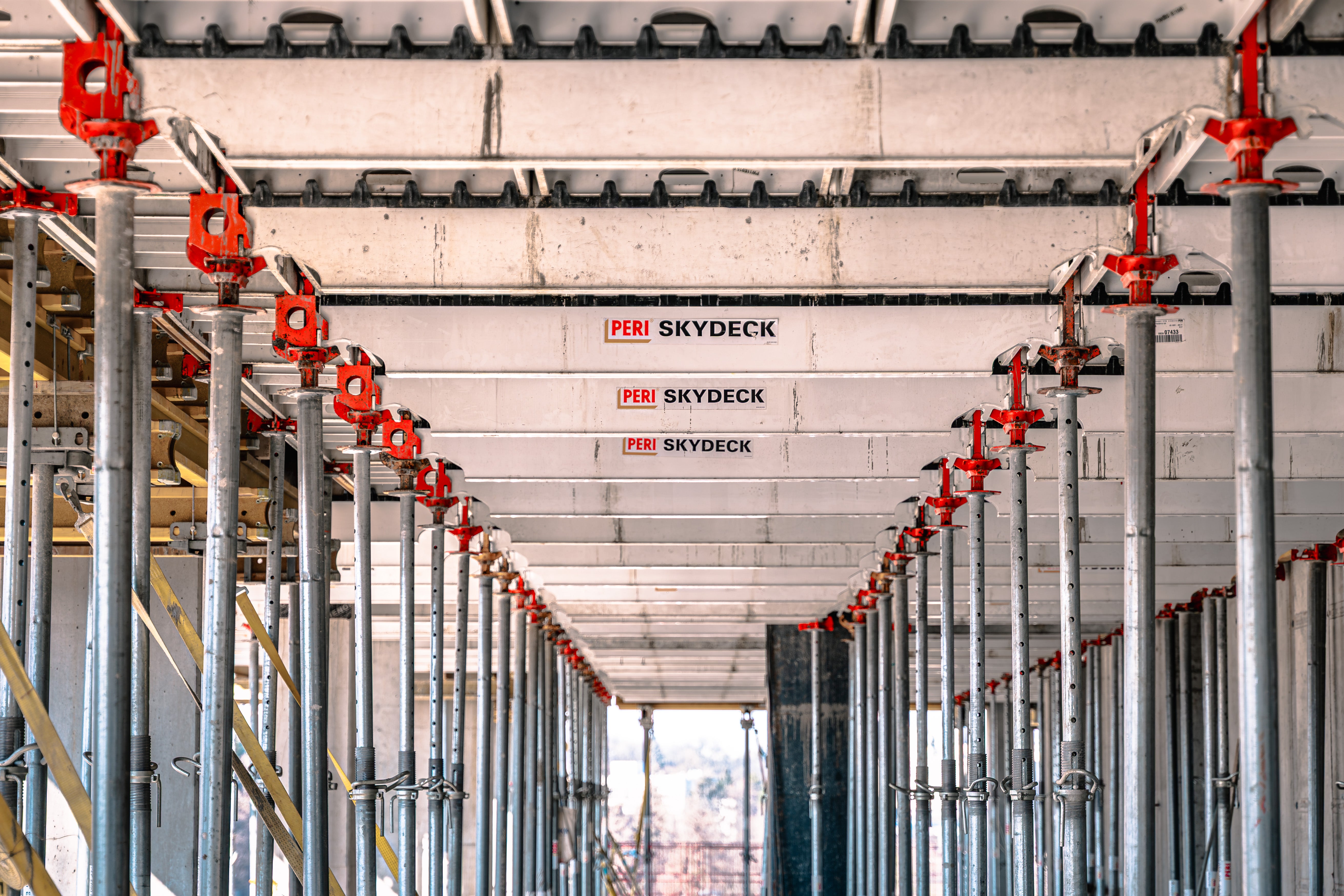 Кофрирана плоча със система SKYDECK с възможност за ранно декофриране и висока обръщаемост.