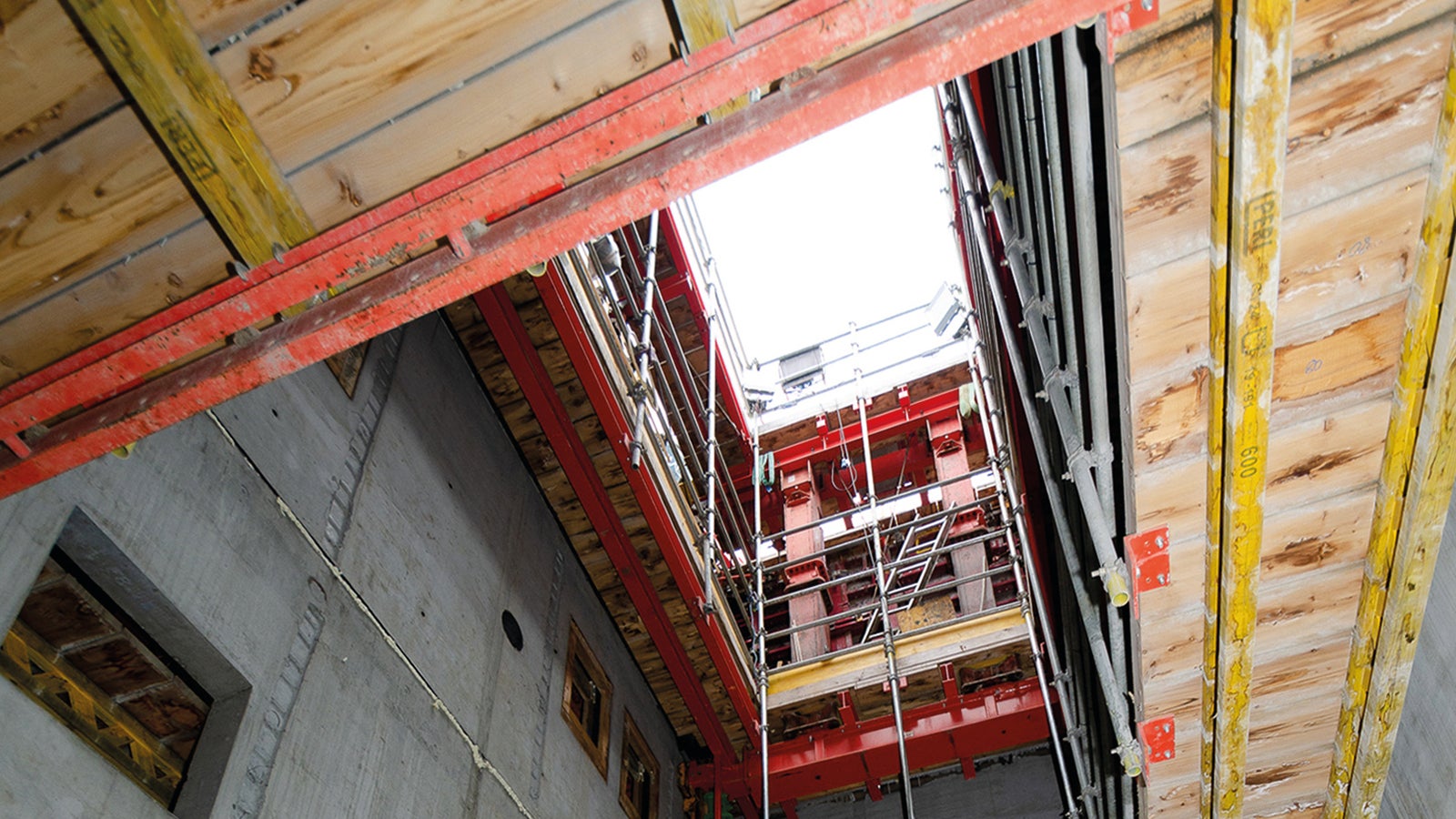 The rail-guided climbing formwork scored points with its hydraulic drive, large climbing units, high lifting force and rapid processes, which meant that a concreting cycle of just one week per storey could be achieved.