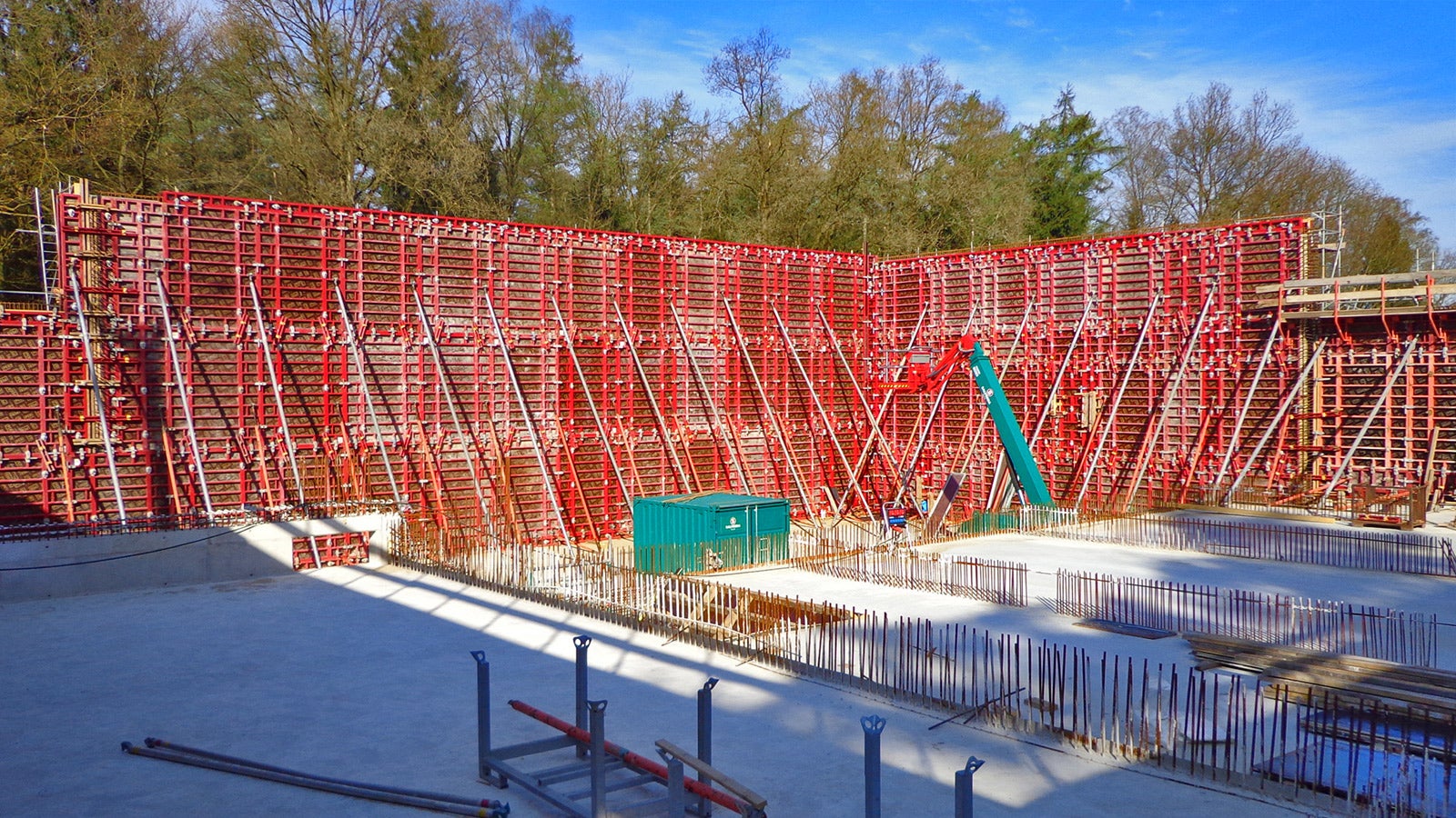 Om de hoge wanden in één keer op hoogte te storten wordt gebruik gemaakt van MAXIMO Paneelbekisting