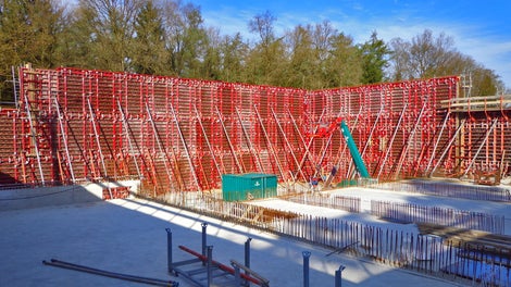 Om de hoge wanden in één keer op hoogte te storten wordt gebruik gemaakt van MAXIMO Paneelbekisting