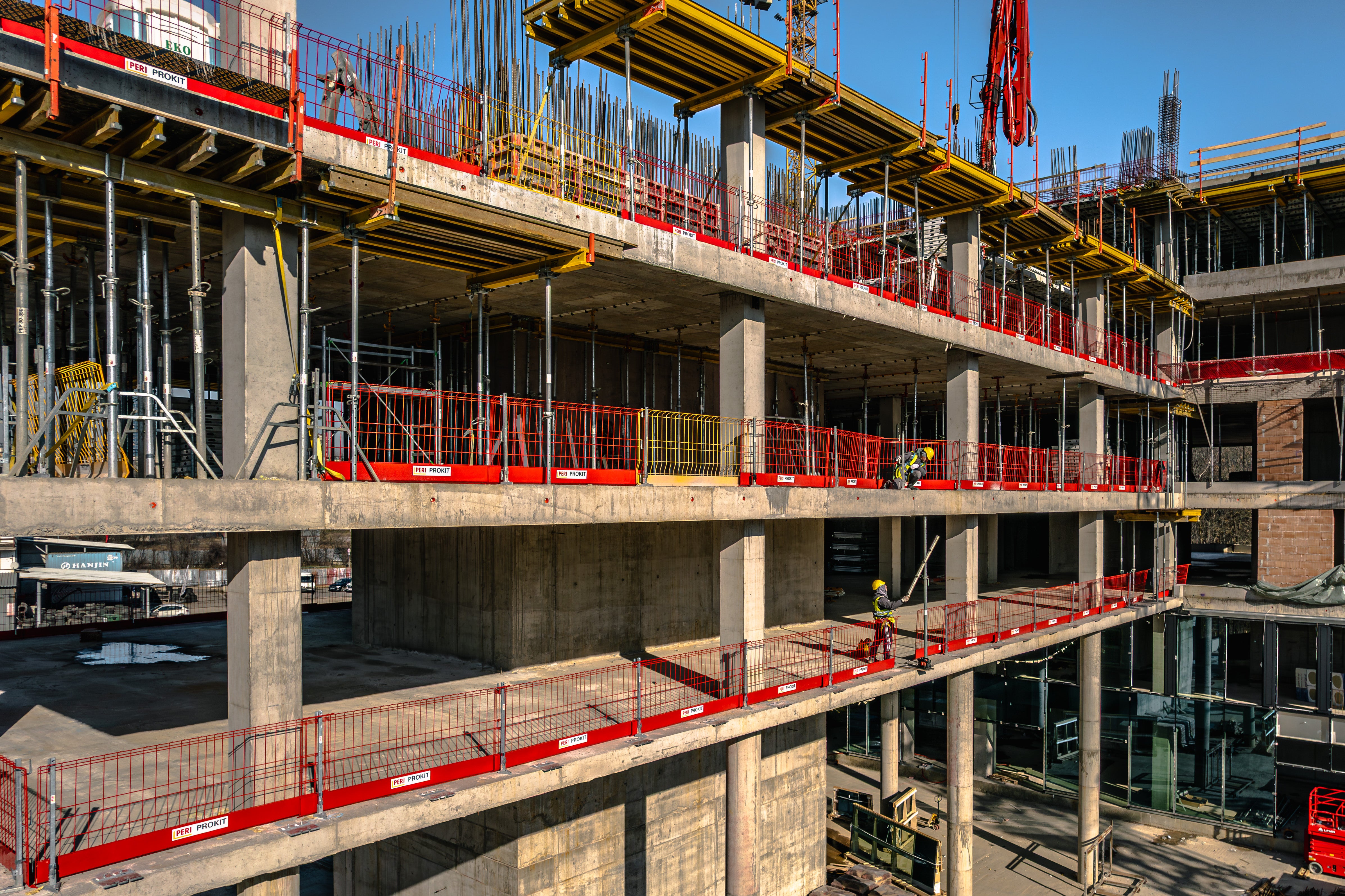 Изпълнение на типово ниво с редуване на зони с кофраж за плочи SKYDECK и модулни маси за периферни греди.