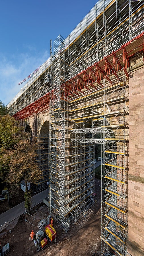 Für die komplexe Brückeneinrüstung ließen sich PERI UP Flex, PERI UP Easy und VARIOKIT auf Basis des gemeinsamen, metrischen Grundrasters ideal kombinieren.