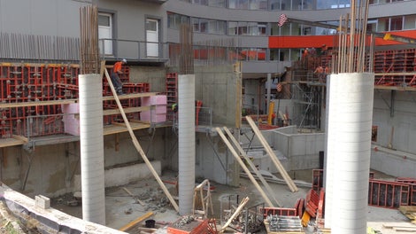 Prístavbu tvorí sústava železobetónových stĺpov kruhového prierezu 400 mm a železobetónová stena hrúbky 350 mm. Steny boli realizované so systémom DOMINO.