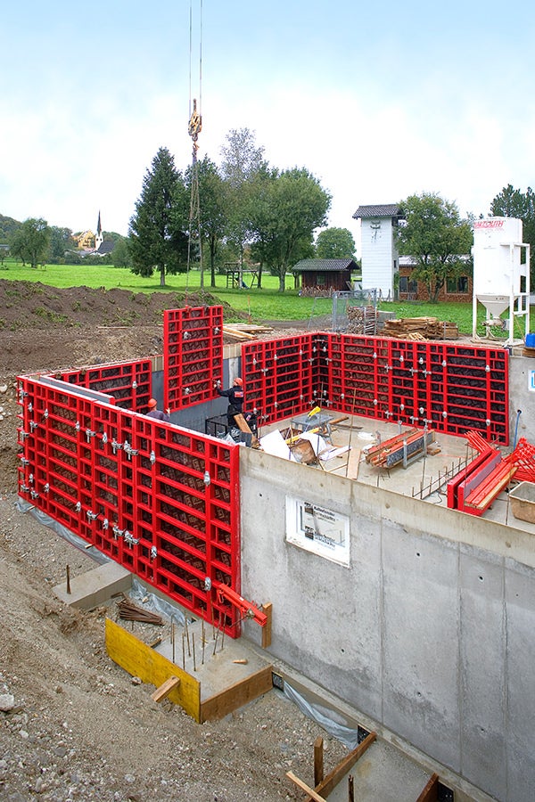 Baustellengerechte Großelemente und die Elementverbindung mit dem BFD Richtschloss sorgen dafür, dass der Kellergrundriss mit MAXIMO<br/>schnell und einfach geschalt werden kann.