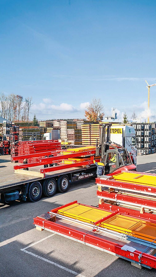 Les plate-formes s'empilent prémontées et se transportent moyennant un faible encombrement. la sécurité antichute se fixe simplement in situ. 