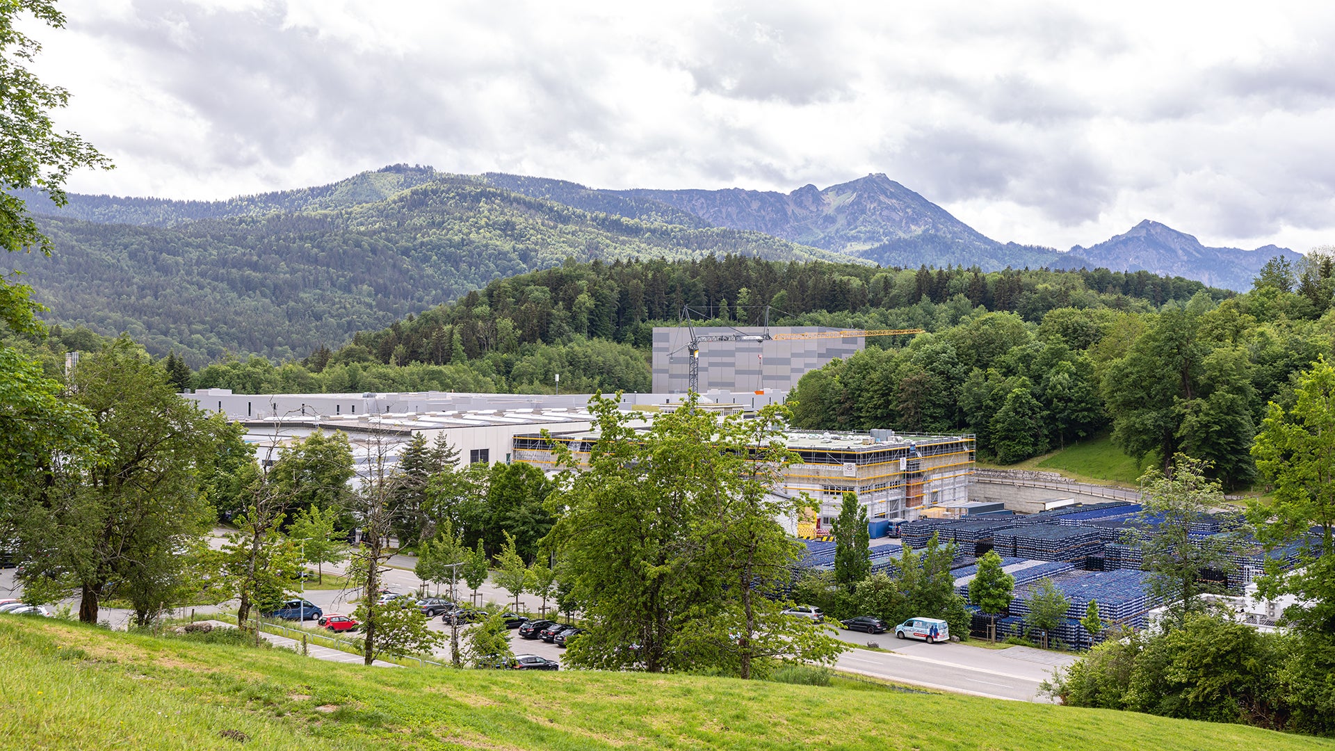 Die Adelholzener Alpenquellen GmbH stellt Mineralwasser, Heilwasser und Erfrischungsgetränke her. Nachhaltigkeit, Arbeitssicherheit, Lebensmittelsicherheit, Produktqualität und Betriebshygiene haben oberste Priorität.