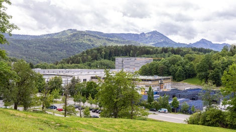Die Adelholzener Alpenquellen GmbH stellt Mineralwasser, Heilwasser und Erfrischungsgetränke her. Nachhaltigkeit, Arbeitssicherheit, Lebensmittelsicherheit, Produktqualität und Betriebshygiene haben oberste Priorität.