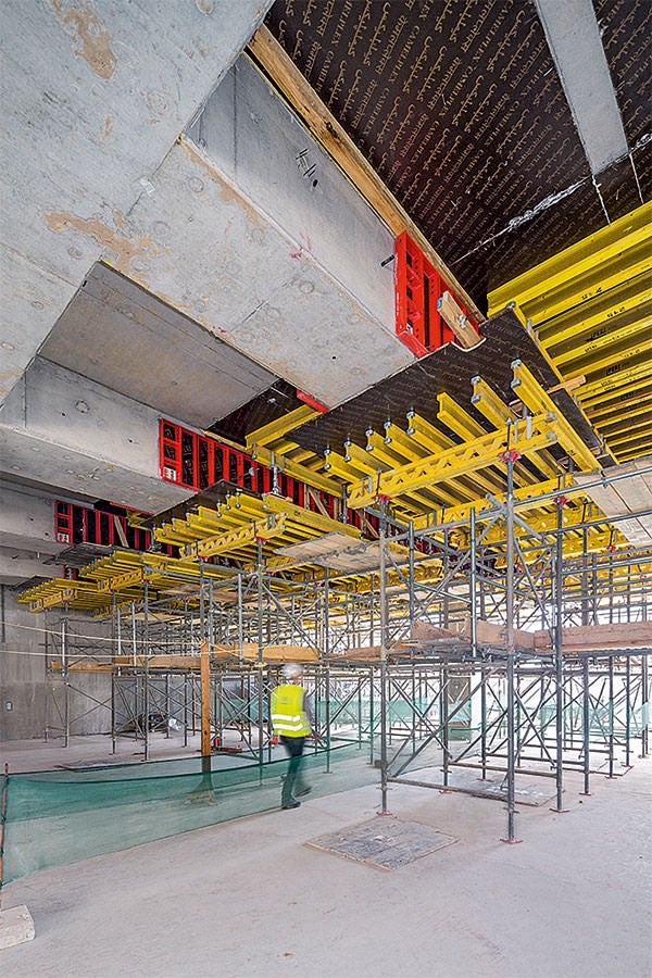 支架可快速适应不同高度的楼板、以及楼板下的高大梁结构。