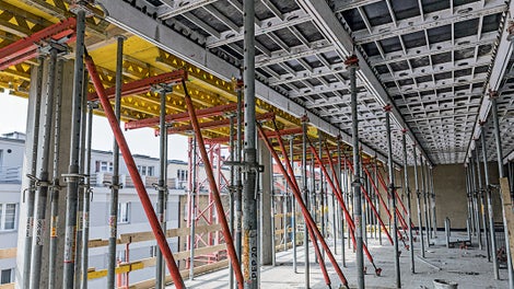 Stropní stoly SRU urychlující výstavbu a zvyšující bezpečnost práce byly ke stropní konstrukci uchyceny systémovými stabilizátory RSS.