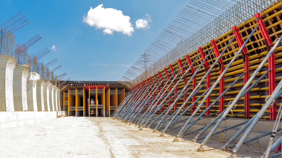 Плавный переход с вертикали в горизонт обеспечивался точно выставленной опалубкой стен и колонн.