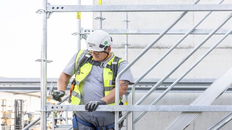 Die PERI UP Horizontalriegel verfügen nun über drei Bohrungen. Dies ermöglicht Ihnen, mehrere Riegeldiagonalen in einem Horizontalriegel einzubauen, um höhere horizontale Lasten in einem Gerüstfeld abzutragen. Mehr Informationen zu den weiteren Optimierungen im Handling erhalten Sie bei Ihrem Fachberater.