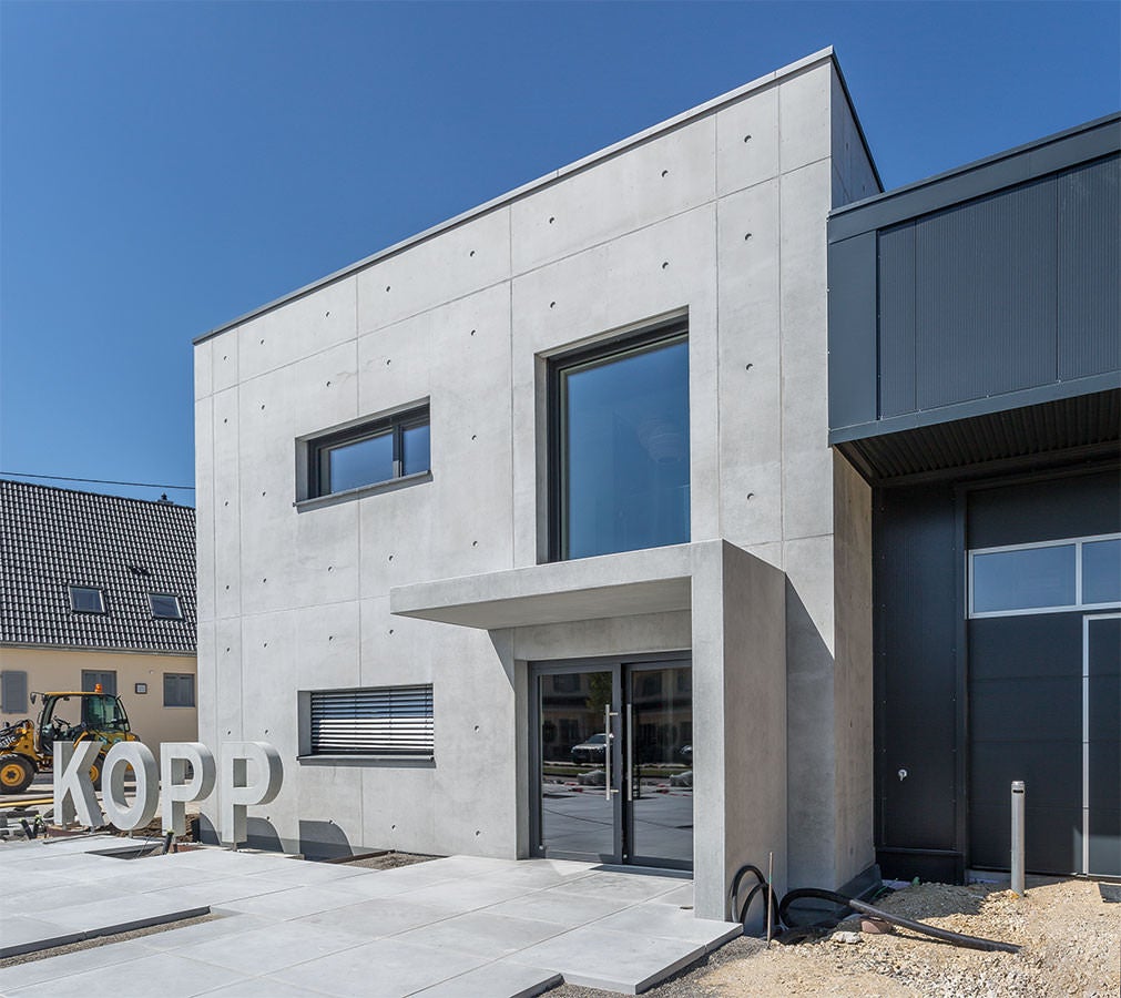 MAXIMO wall formwork allows a visually pleasing design of concrete surfaces complete with a clean concrete finish, without any unwanted impressions in the surface due to unused tie points or concrete seepage from unclosed tie points.<br/>