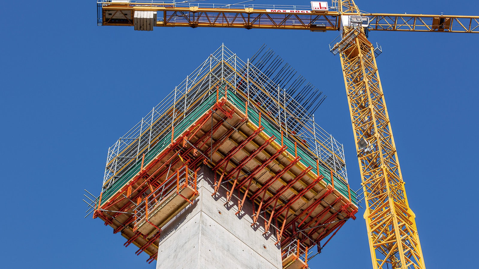 投入三种工程套件系统进行施工，组合使用RCS与SCS爬架系统为复杂的桥墩墩头加宽区域提供作业平台，能够可靠地传递荷载。环绕桥墩搭建的PERI UP钢筋绑扎脚手架为施工提供了安全的作业环境。