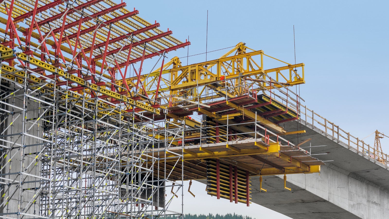 Pohled na budoucí spojení mostu metodou letmé betonáže s částí s podepřením ze systému PERI UP Rosett.