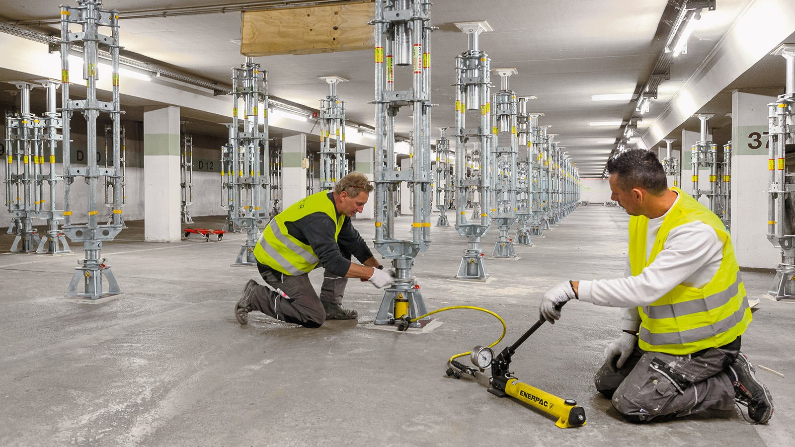 PERI UP Flex components can be used for a wide range of shoring solutions, among other things, for heavy-duty props. The mobile hydraulic unit of the prop allows for controlled loading and unloading which facilitates dismantling operations.