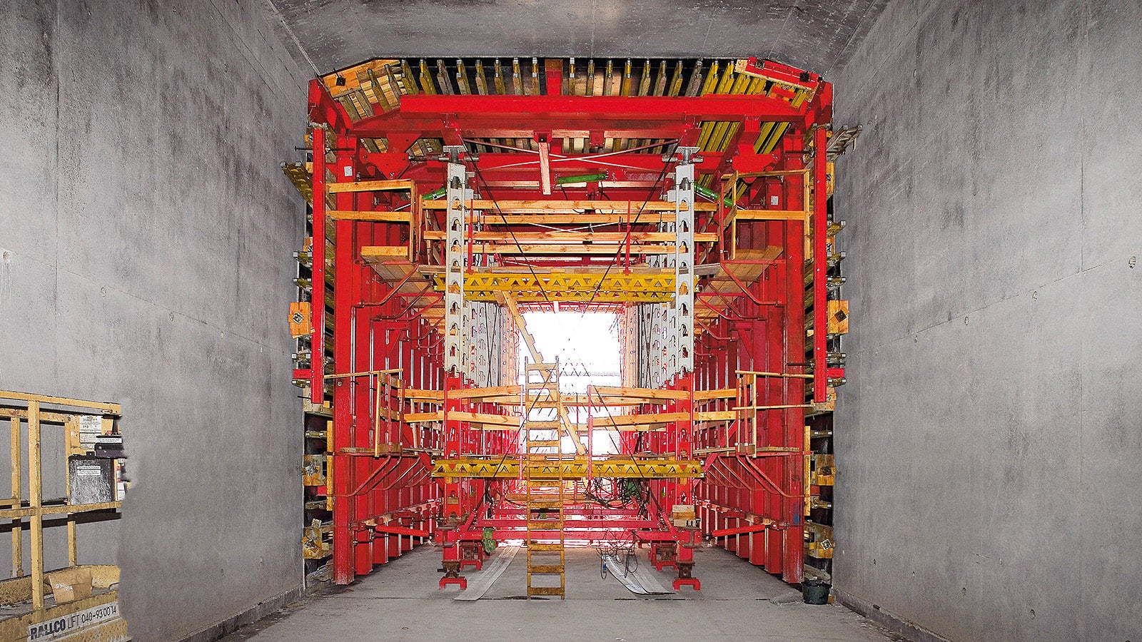 With the two formwork carriages, the 15 m long casting segments were constructed very efficiently. Hydraulically-operated raise and lowering equipment ensured time and cost-saving moving procedures. The construction could be continuously adapted to suit the varying cross-sectional dimensions.