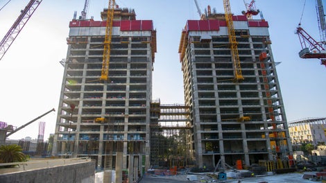 צמד המגדלים מחוברים בגשרים ועליהם מערכות ליציקת גרעין מטפס מראש ומערכות הגנה היקפית.<br/>בין צמד המגדלים מערכת מגדלי תמיכה מסוג PERI-UP לתמיכת הגשר הראשון בגובה 16 מ' + שולחנות מסוג VARIODECK ליציקת הגשרים.<br/>