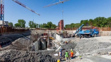 Stavba bola navrhnutá za účelom výroby elekrickej energie využitím hydroenergetického potenciálu sanačného prietoku, vypúšťaného do starého koryta toku Váhu v tesnej blízkosti pod haťou Trenčianske Biskupice. Druhoradou funkciou stavby je aj trvalá stabilizácia koryta pod pôvodnou haťou tak aby nedošlo v budúcnosti k jej podmytiu.