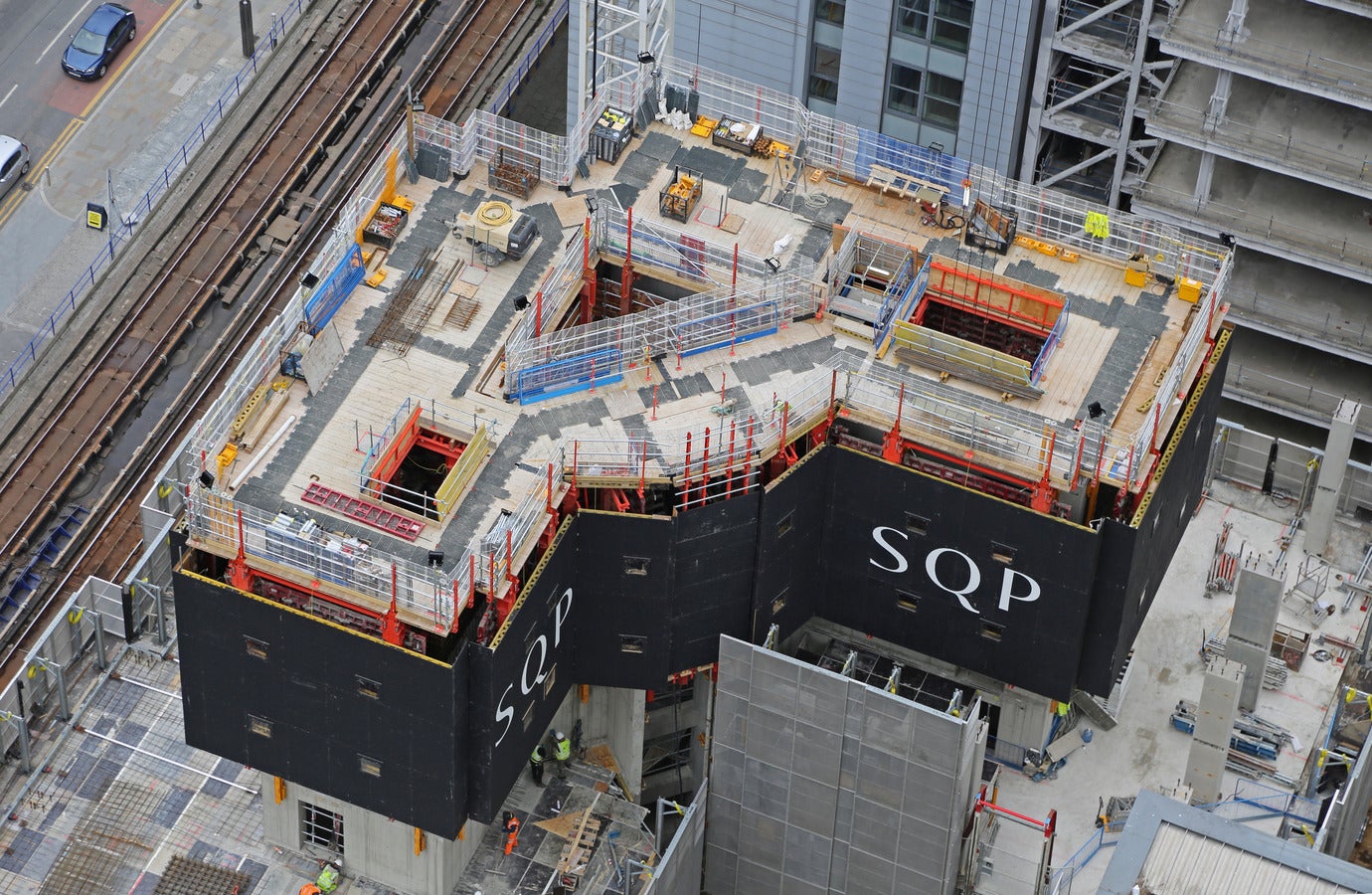 Shuttering, striking and hydraulic climbing in a very fast work rhythm.